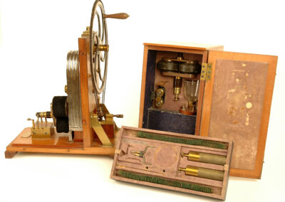 Macchina magneto-elettrica di Clarke con accessori (1871)