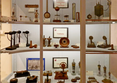 Vetrina del Museo con strumenti di Meteorologia, Sismologia, Telefonia e Telegrafia.